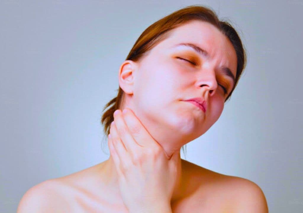 Hình ảnh người phụ nữ bị đau họng khi nuốt
