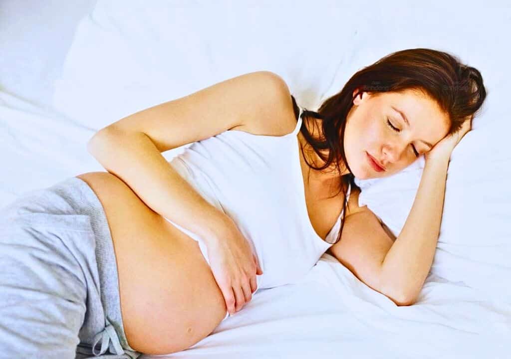 Hình ảnh người phụ nữ đang mang thai và nằm ngủ