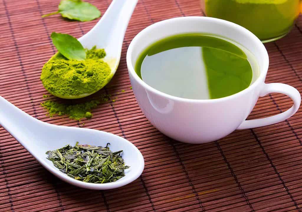 Hình ảnh về bột trà xanh và nước trà xanh