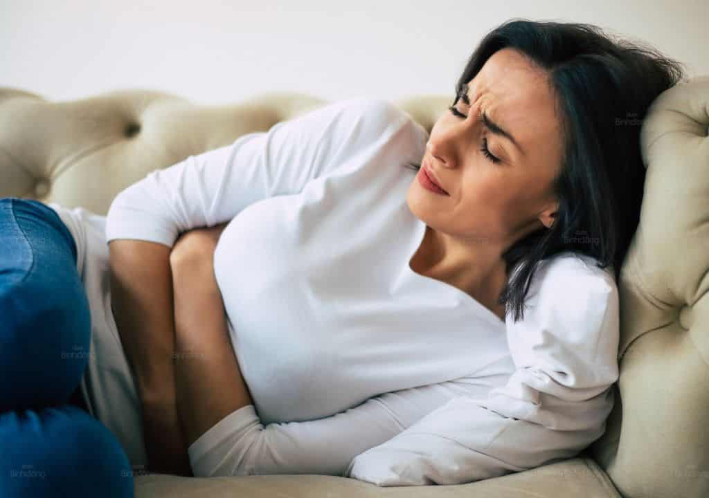 Hình ảnh người phụ nữ đang bị mất ngủ kèm đau bụng